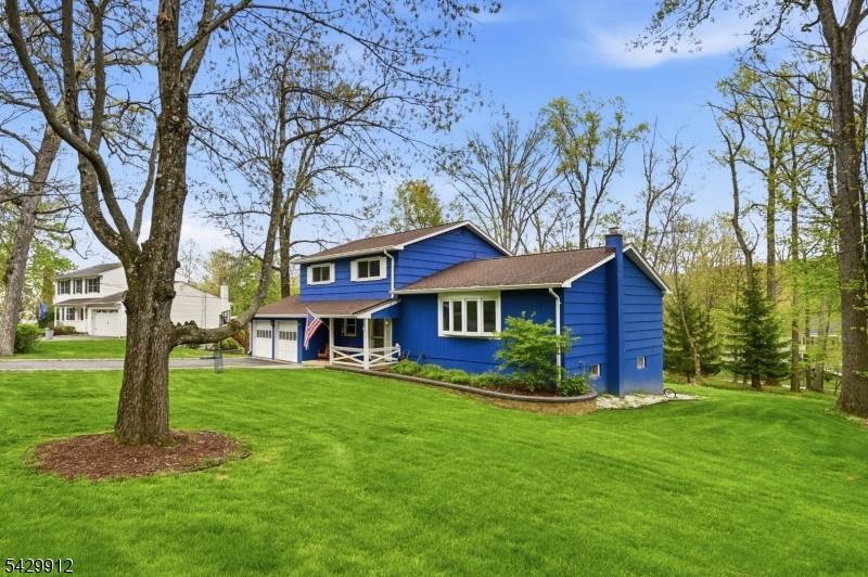 Welcome to Lake Life ! Beautiful 4 bed 2.