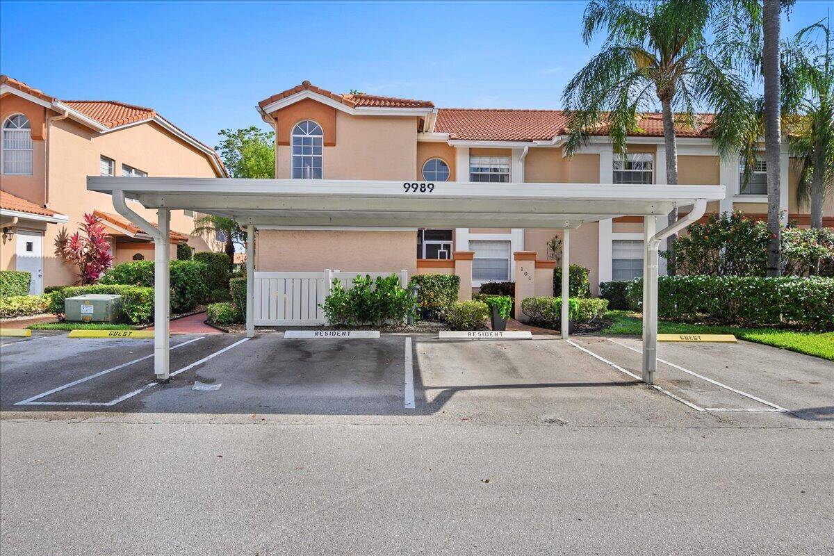 Freshly painted and LOWEST priced condo in Palm Isles !