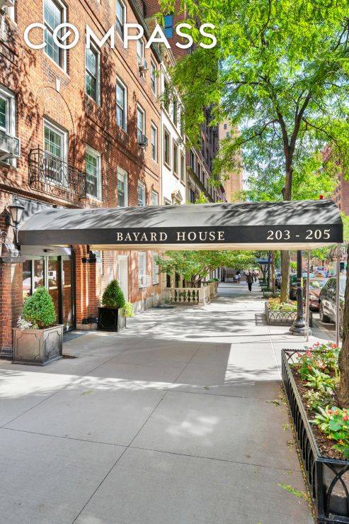 Nestled in the pre war Colonial style portion of the historic Bayard House, this one bedroom with one bathroom home is sheer perfection.