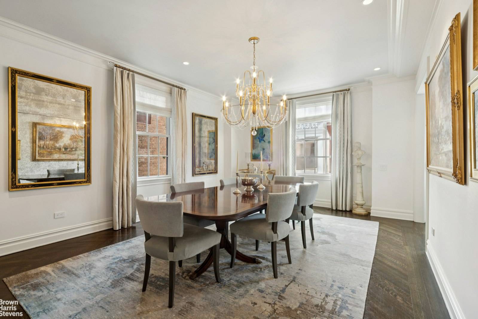 Mint Park Avenue Renovation This meticulously renovated and exquisitely decorated eight into seven room apartment is a blend of timeless architectural charm and modern sophistication.