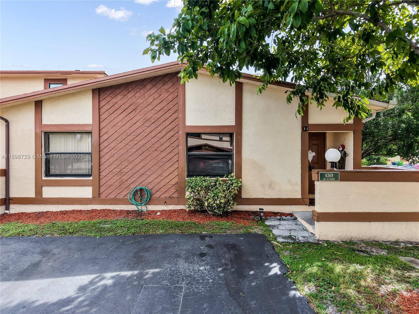 Discover this beautifully maintained 3 bed, 2 bath corner villa in the desirable Brentwood Manors Phase II community !