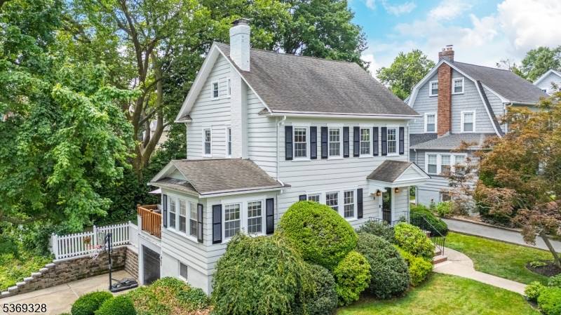 Centrally located in the desirable town of Glen Ridge, this well maintained side hall Colonial gives you easy access to NYC transportation, the shopping and restaurant centers of Downtown Montclair ...