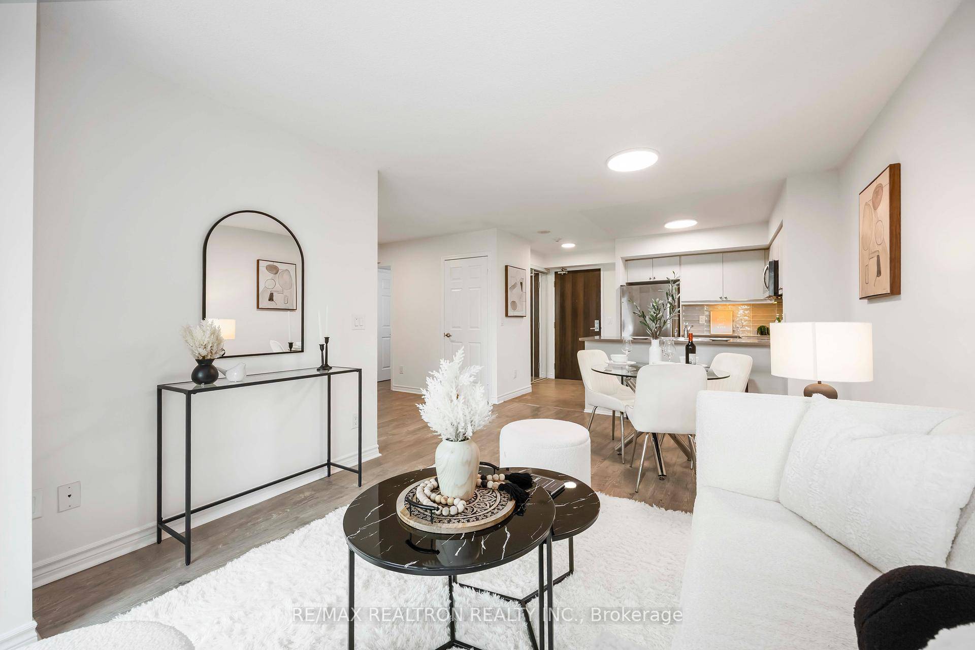 Stylish 1 Den Corner Suite with Balcony in Prime Downtown Location !