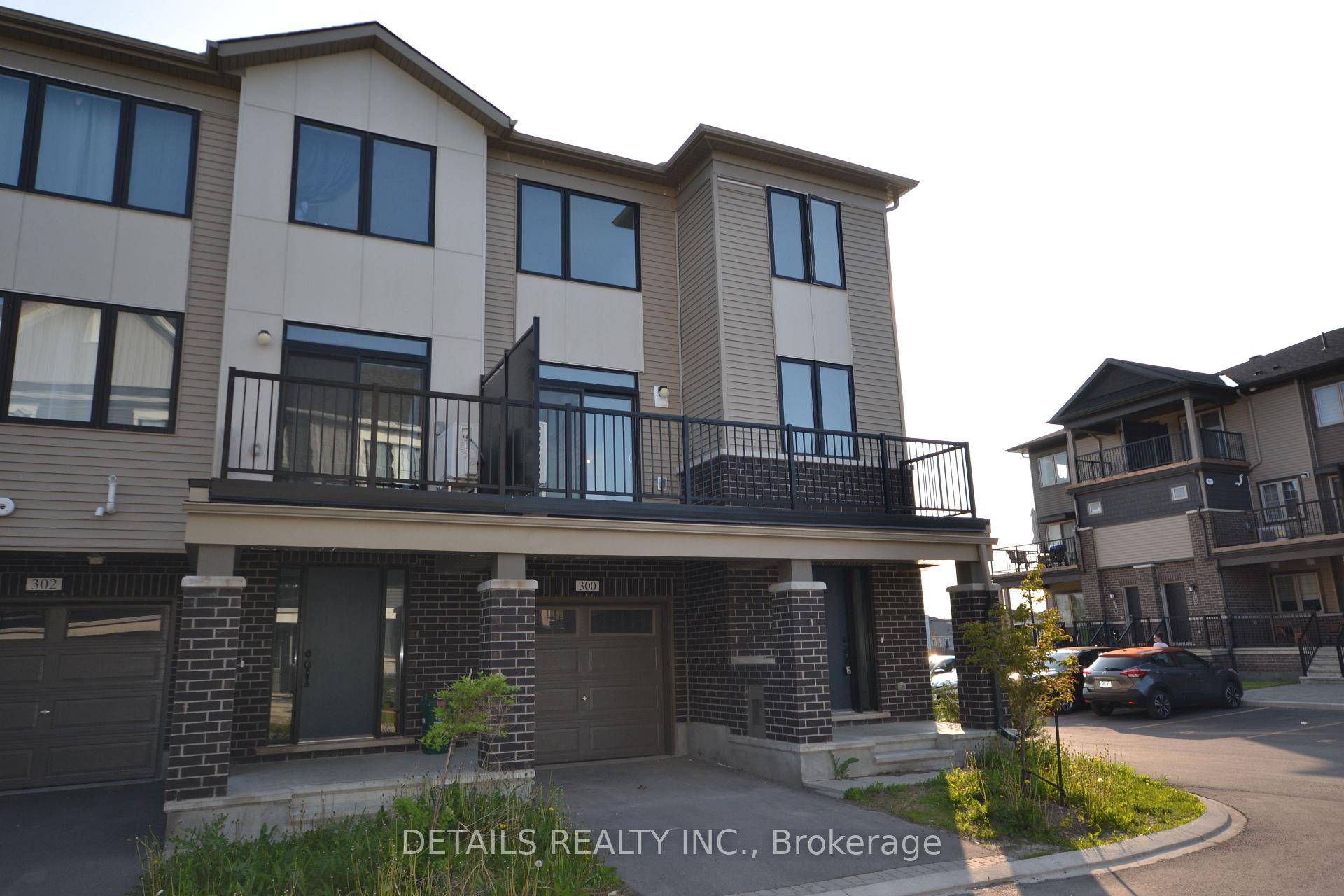 This charming 3 story end unit townhouse, located in the heart of Barrhaven, features 3 bedrooms, 1.