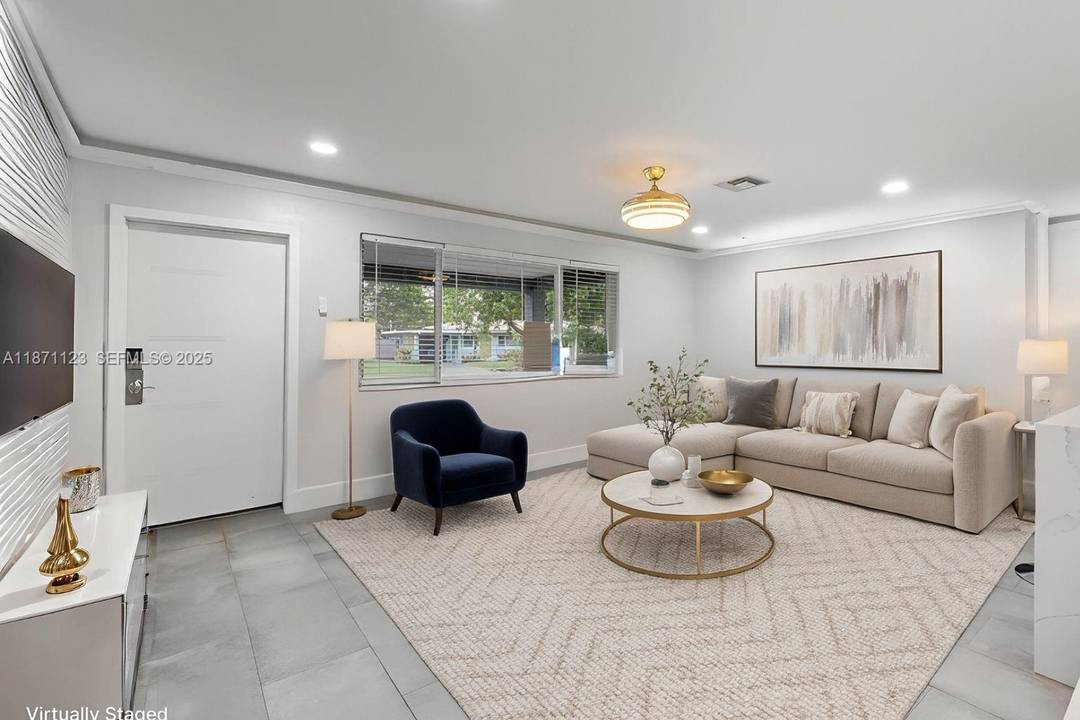 MODERN FINISHES, SUN FILLED LIVING AND FLEXIBLE SOUTH FLORIDA LIFESTYLE.