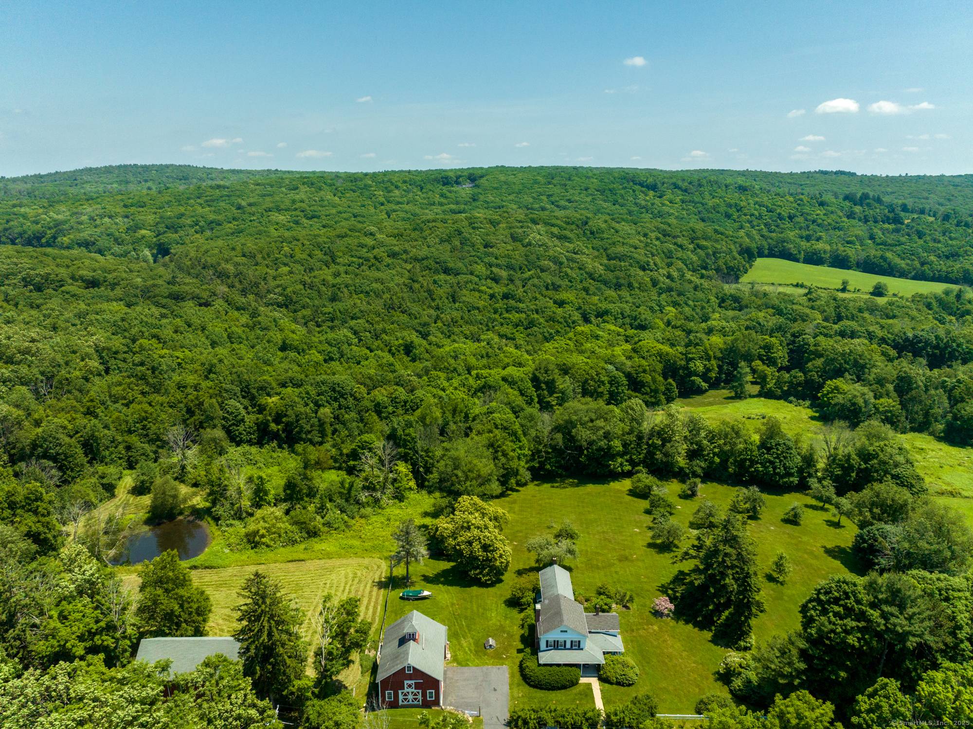 Historic Elegance Meets Countryside Charm in Warren, Ct Nestled within the picturesque expanses of Litchfield County, this magnificent 4 bedroom, 2.