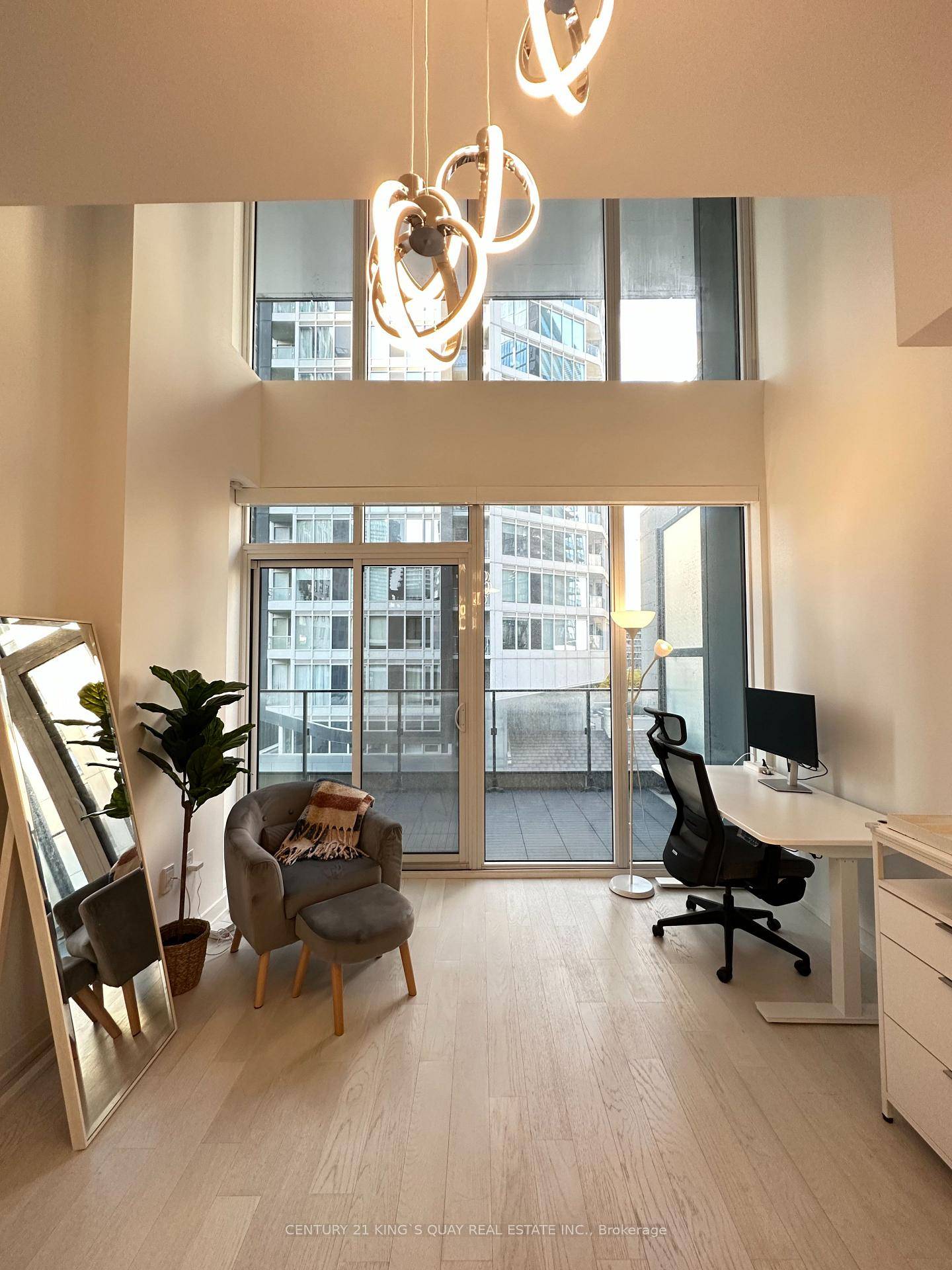 Rare 2 storey loft in the heart of downtown Toronto !