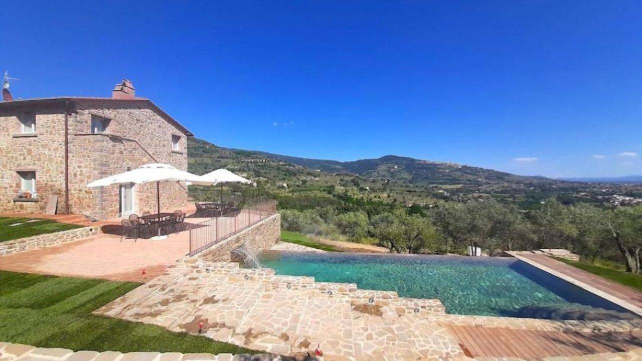 Farmhouse with pool for sale in Cortona, Arezzo, Tuscany, panoramic view, fantastic location. Country villa with 5 bedrooms, 6 bathrooms, olive grove