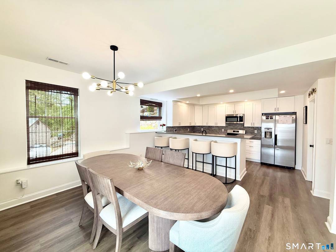 Here's your opportunity to rent a 5 year young colonial in the north end of Bridgeport !