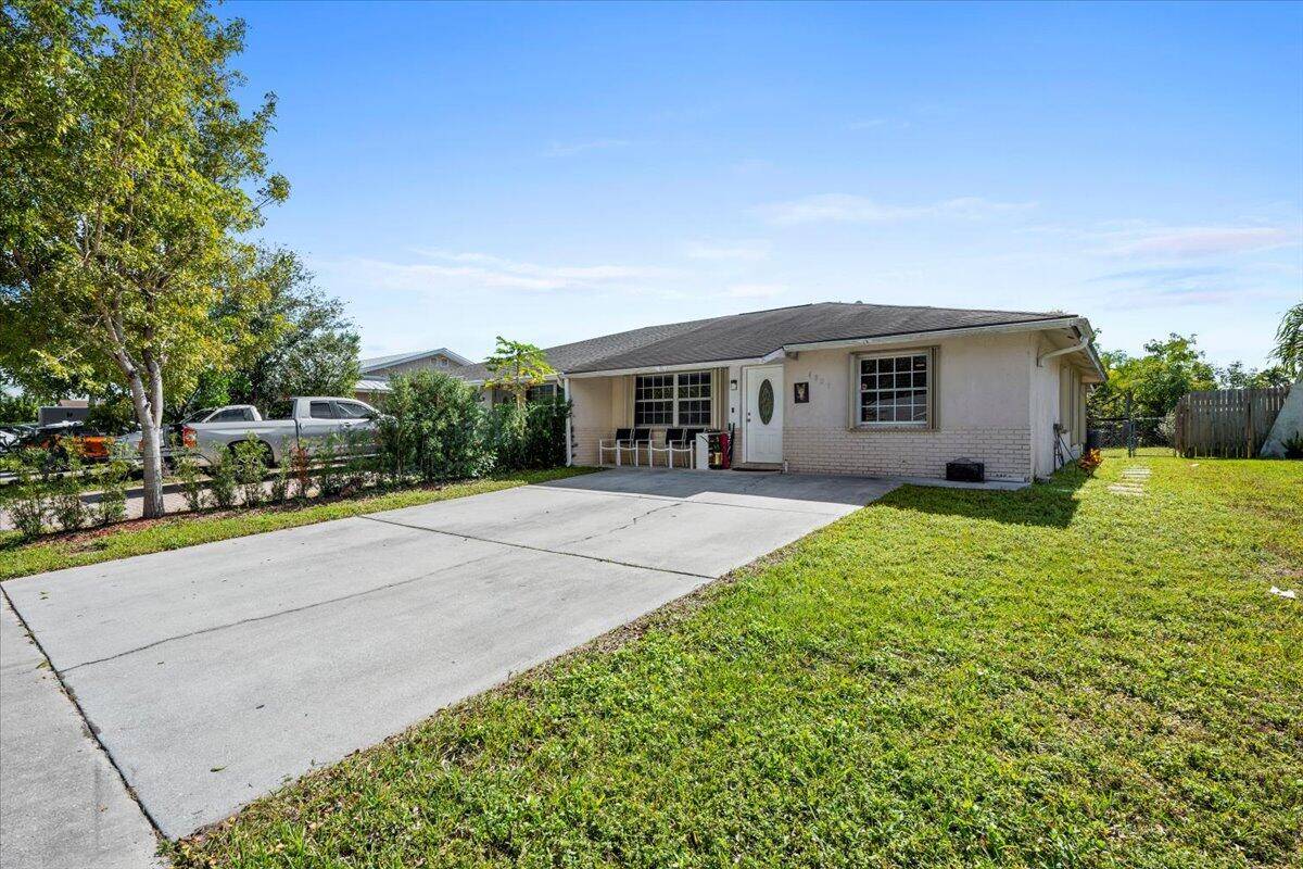 With no HOA This 3 bedroom 2 bathroom home is perfectly located for both single family living or investment purposes.