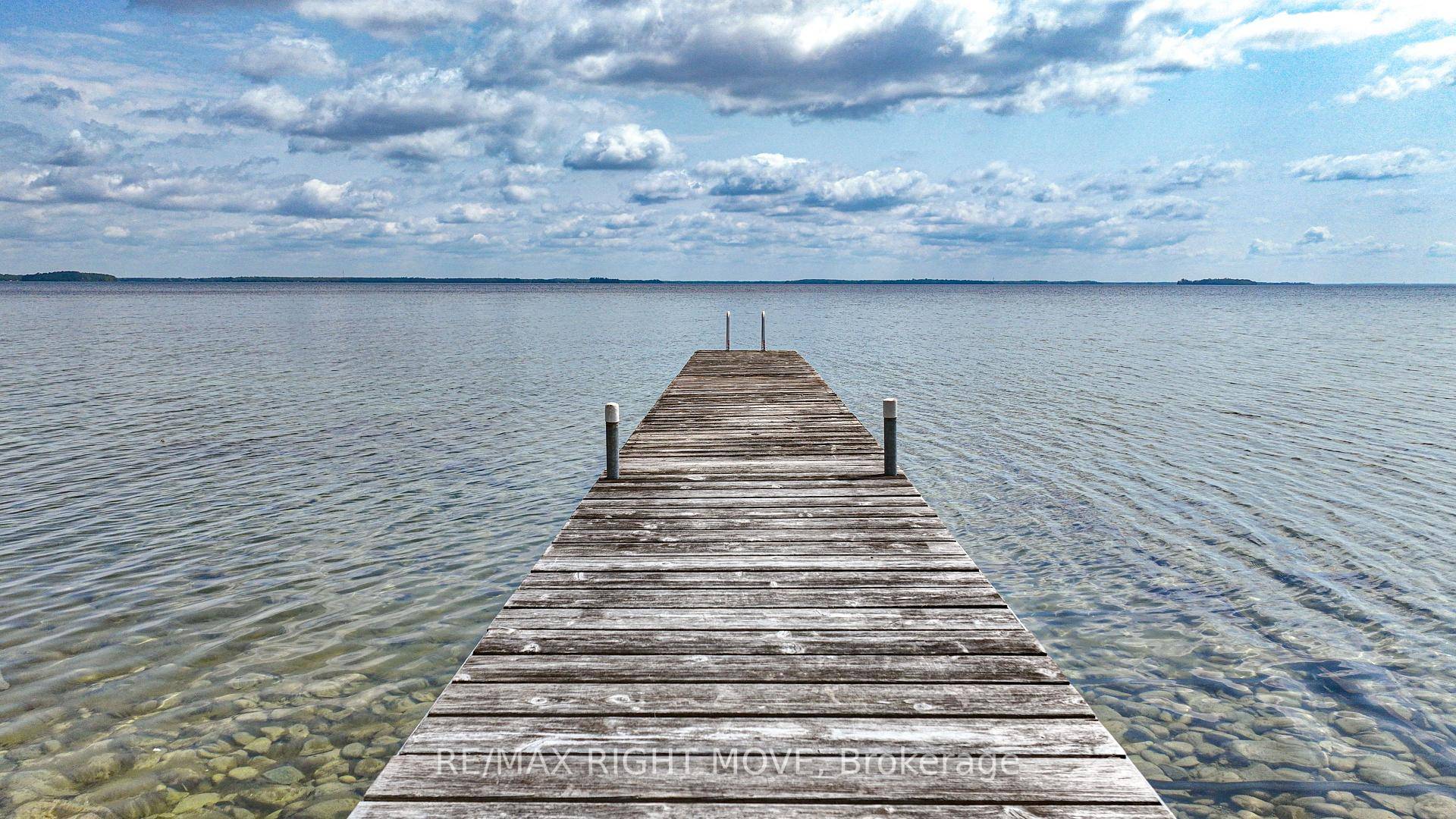 Welcome to 905 Woodland Drive in beautiful Oro Medontean exceptional waterfront property offering the perfect blend of charm, comfort, and lakeside living.