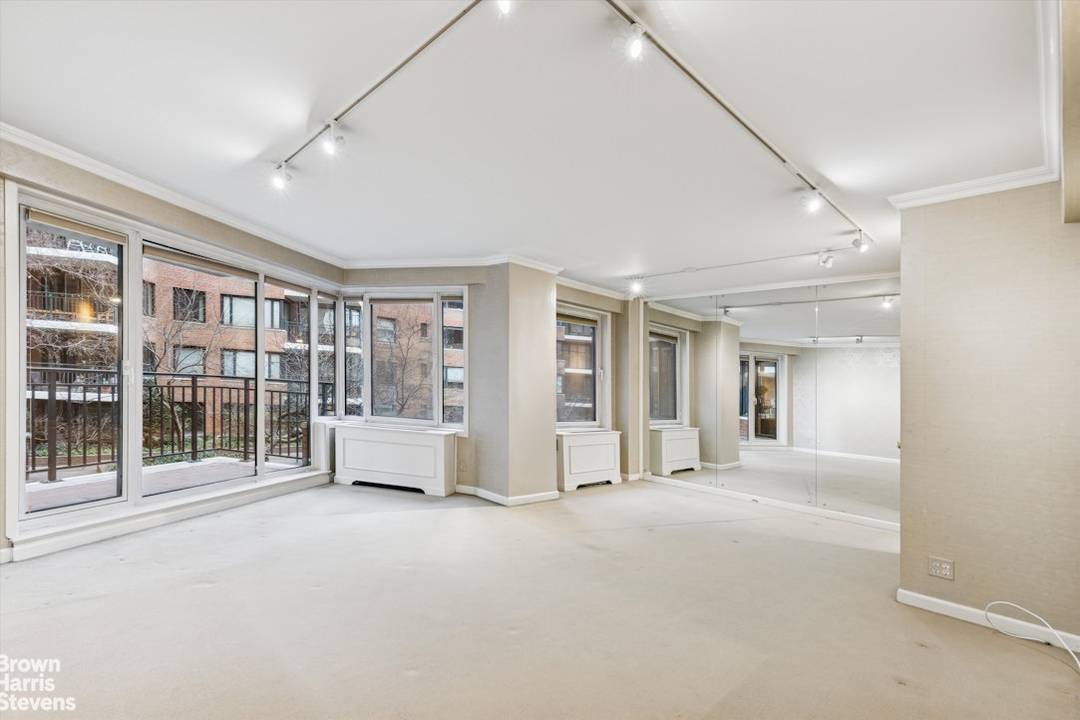 Garden facing, spacious one bedroom apartment with dining area.