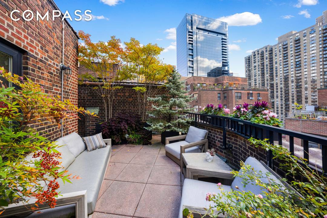 Penthouse with Spectacular Wraparound Terrace No Board Approval Rent from Day One Pied a Terre Friendly Set atop a distinguished pre war, full service building in Tudor City, this residence ...