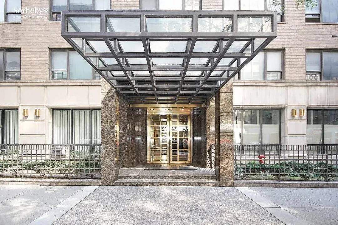 210 East 47th Street, Apartment 2H Welcome home to this spacious and inviting corner residence in the heart of Midtown East.