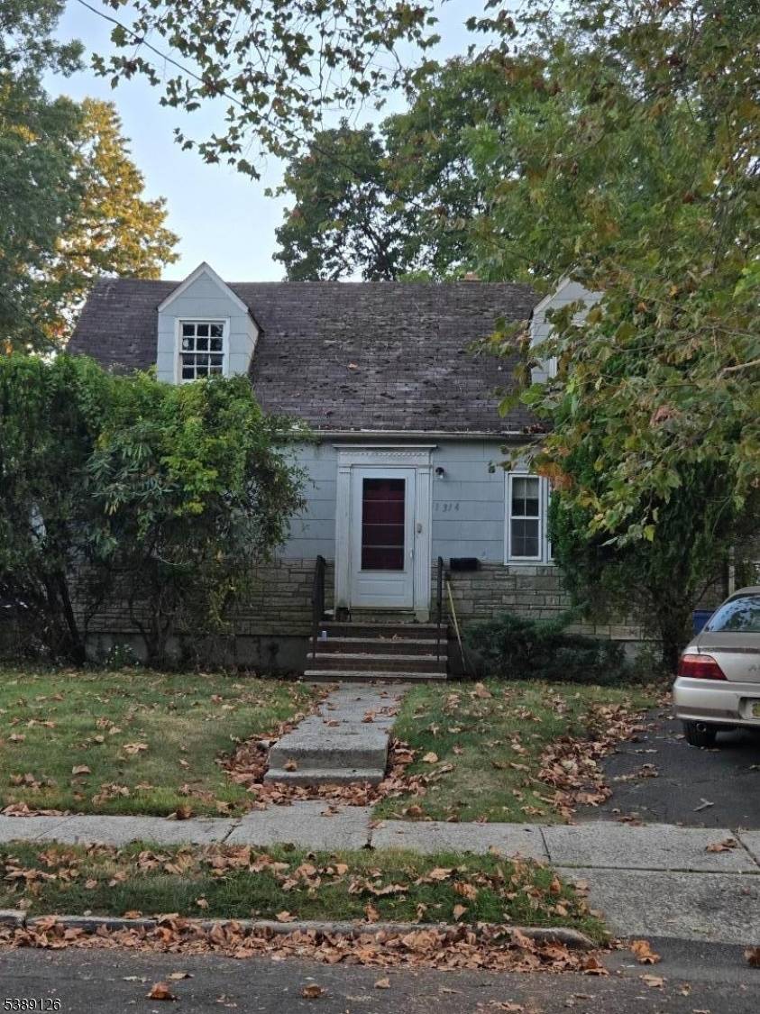 Transform this potential cozy cream puff of a a cape cod into a real show stopper !