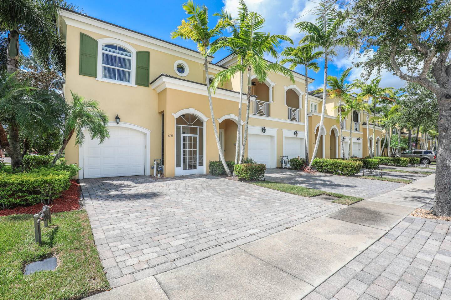 Come visit this luxury townhouse situated in the quiet gated community of Saint Andrews Park, just minutes away from shopping, easy commuting, and the best of Treasure Coast beaches !