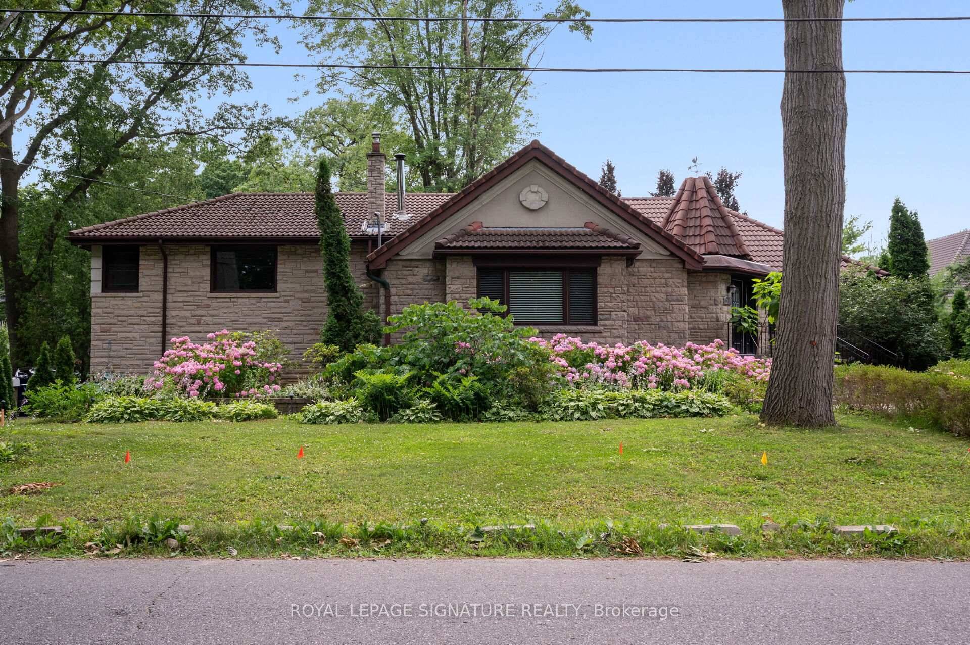 Gorgeous Bungalow on a 1 4 acre lot with a Double Car Garage in Gordon Woods !
