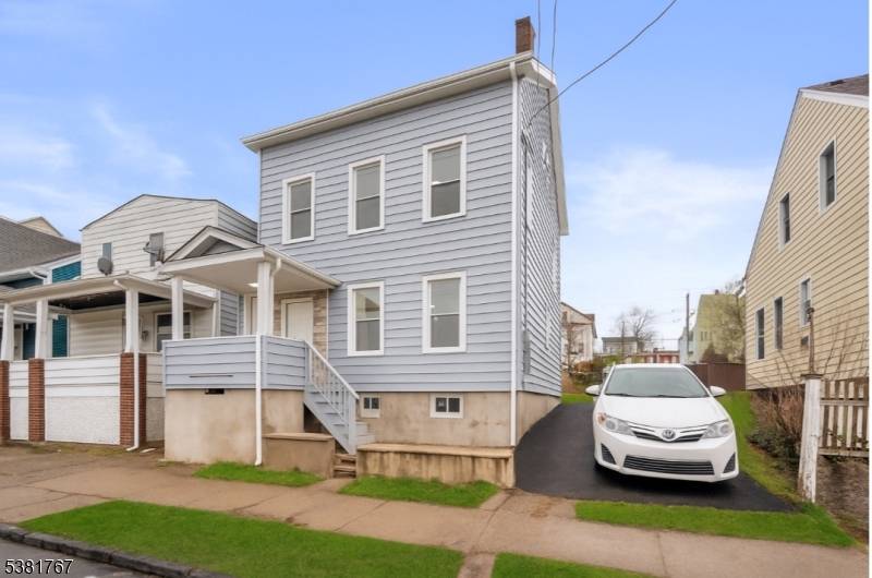 Welcome to 325 N 7th St. in Prospect Park, located 1 block from Hawthorne.