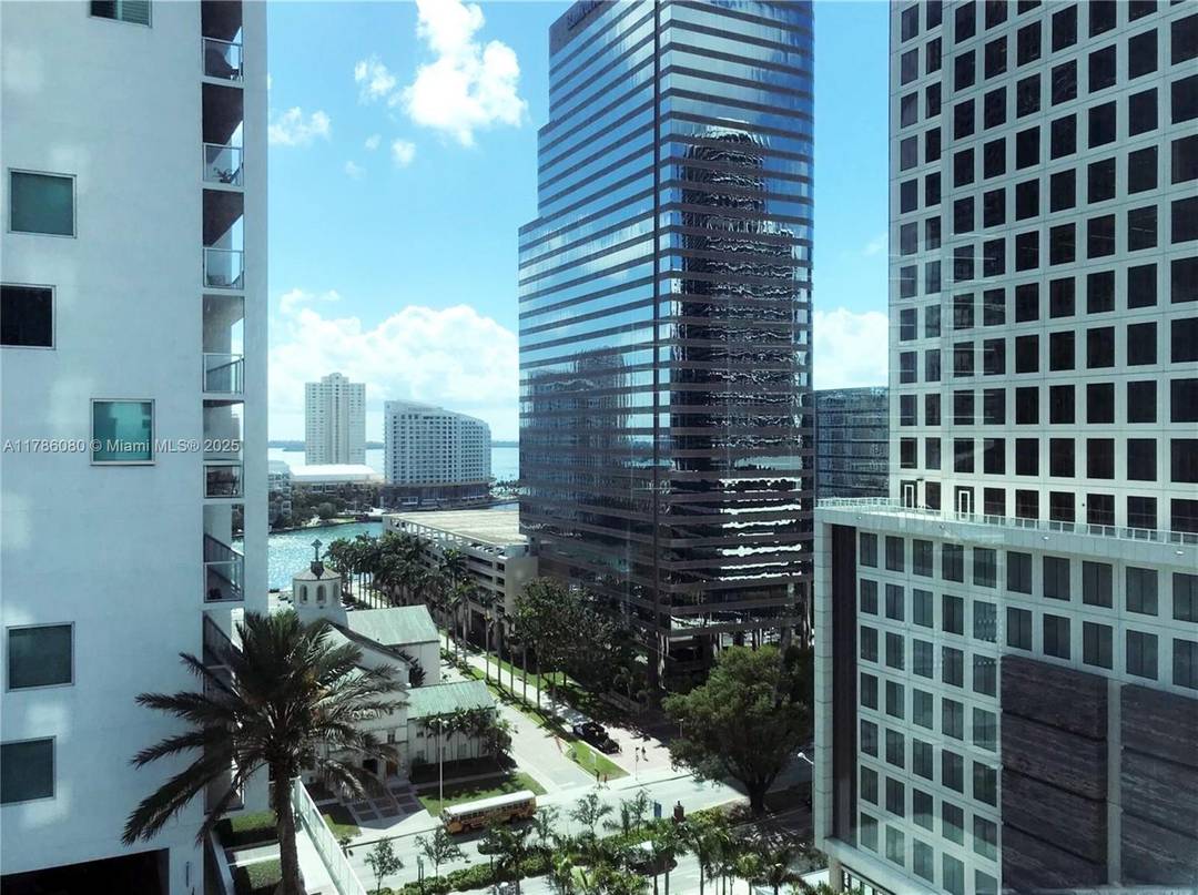 Beautiful 2 Bed 2 Bath within walking distance of everything in Brickell.