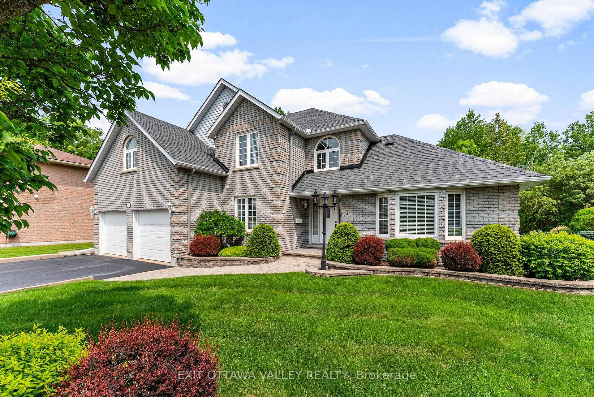 Welcome to 127 Owens Street, an impressive two storey home located in one of Pembroke's most distinguished and sought after neighbourhoods.