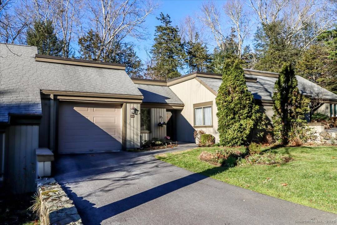 Bright and move in ready 2 bed, 2 bath condominium in highly desirable Heritage Crest, Southbury, CT.