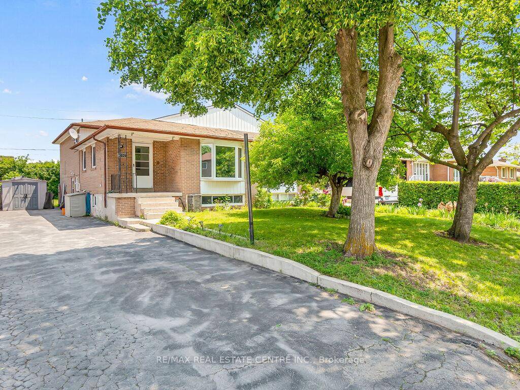 Nicely laid out 4 1 bedroom semi detached bungalow in the sought after College Park community.