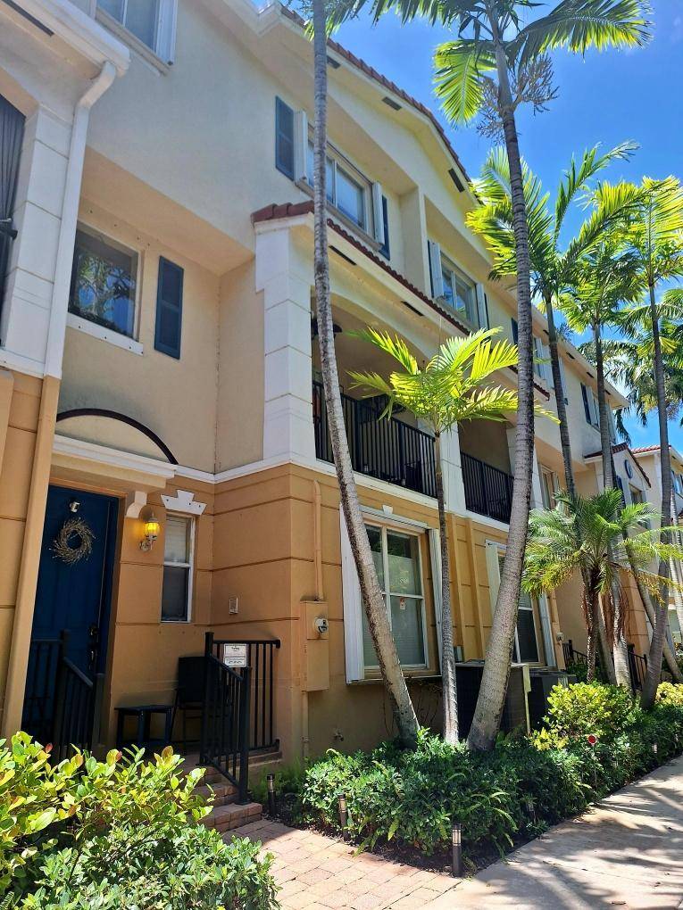 Welcome to this beautifully maintained townhome in the hidden gem of Parkside Square, Boynton Beach !