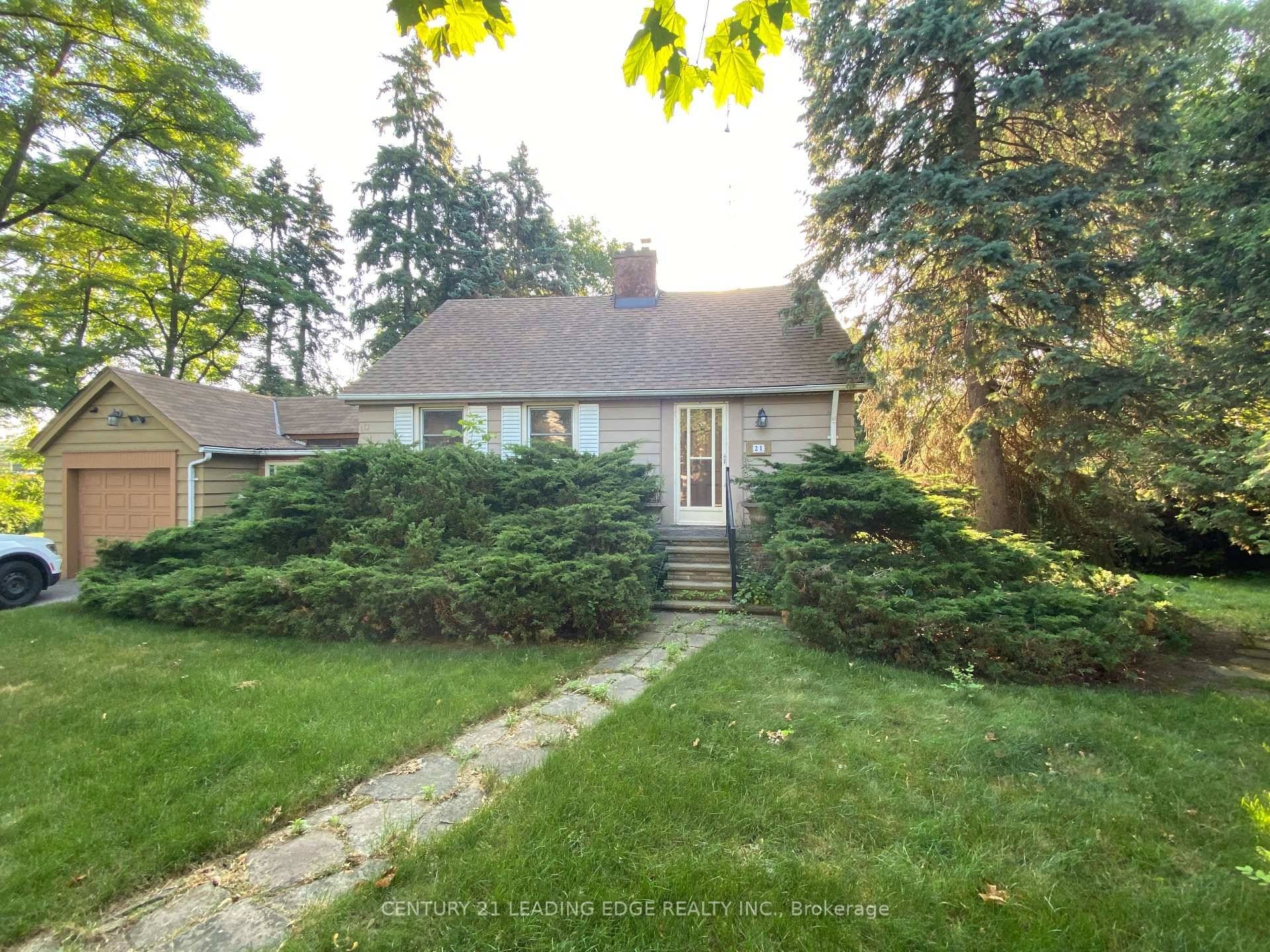 Prime Cliffcrest detached 1 1 2 storey on a premium half acre lot located in the highly esteemed Bluffs community.
