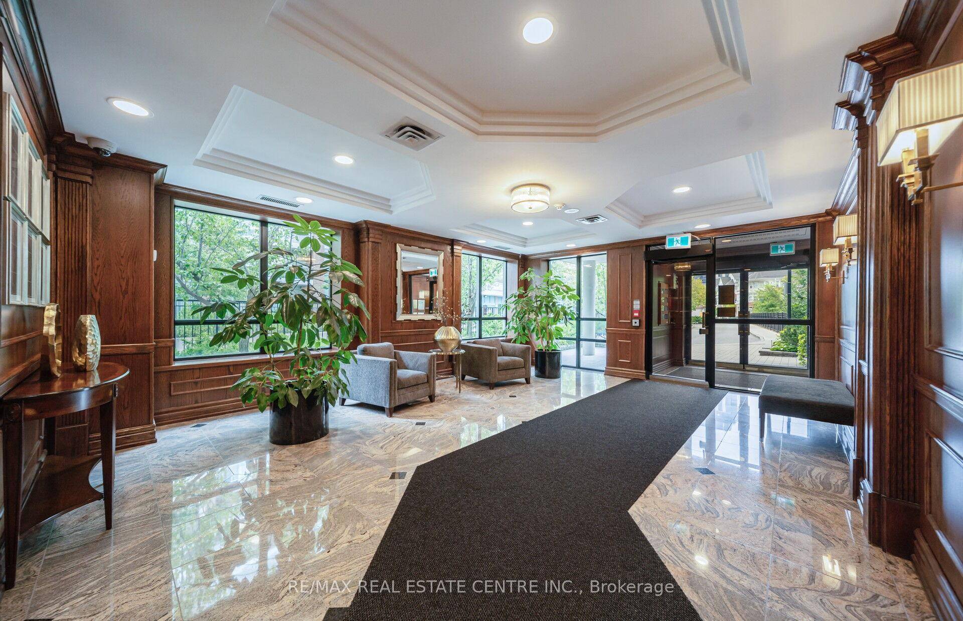 Beautiful 915 Sq Ft Corner Unit Condo For Lease In Prime Etobicoke !
