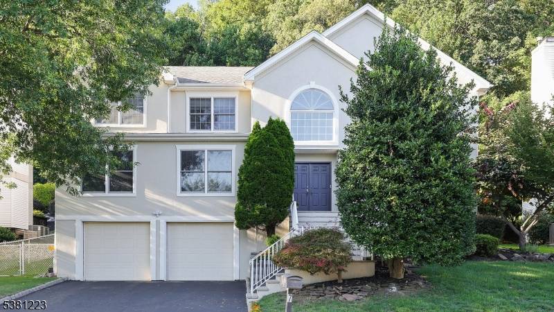 Welcome to 7 Sycamore Way, where modern elegance meets comfort !
