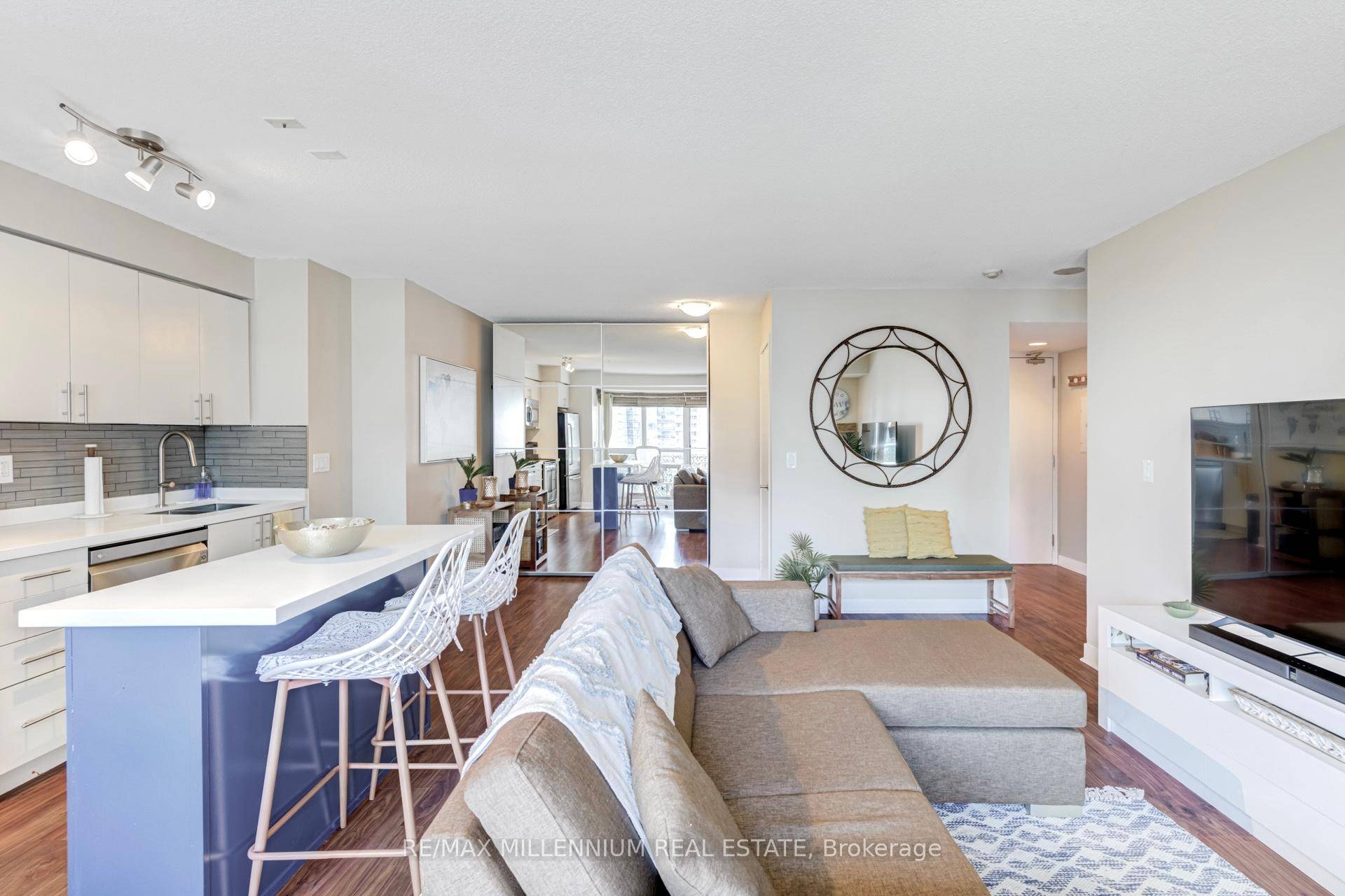 Welcome to Iloft Condo, situated in this Highly Desirable Waterfront Community of Mimico, boasting a Bright amp ; Spacious 1 Bedroom layout with Den, This immaculate 640 Sqft condo offers ...