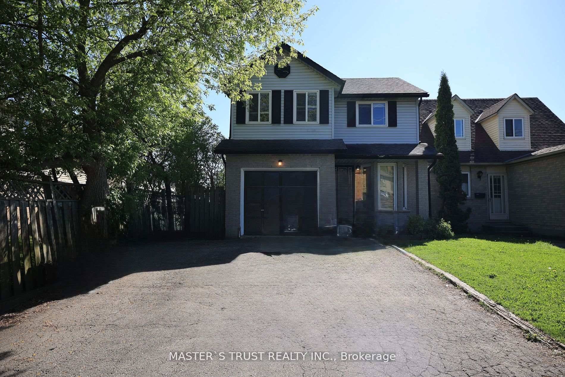 Location ! 3 good size bedrooms detached home sit in the heart of Guelph, close to parks, stone road shopping mall, restaurants, grocery stores, schools, walk distance to U of ...