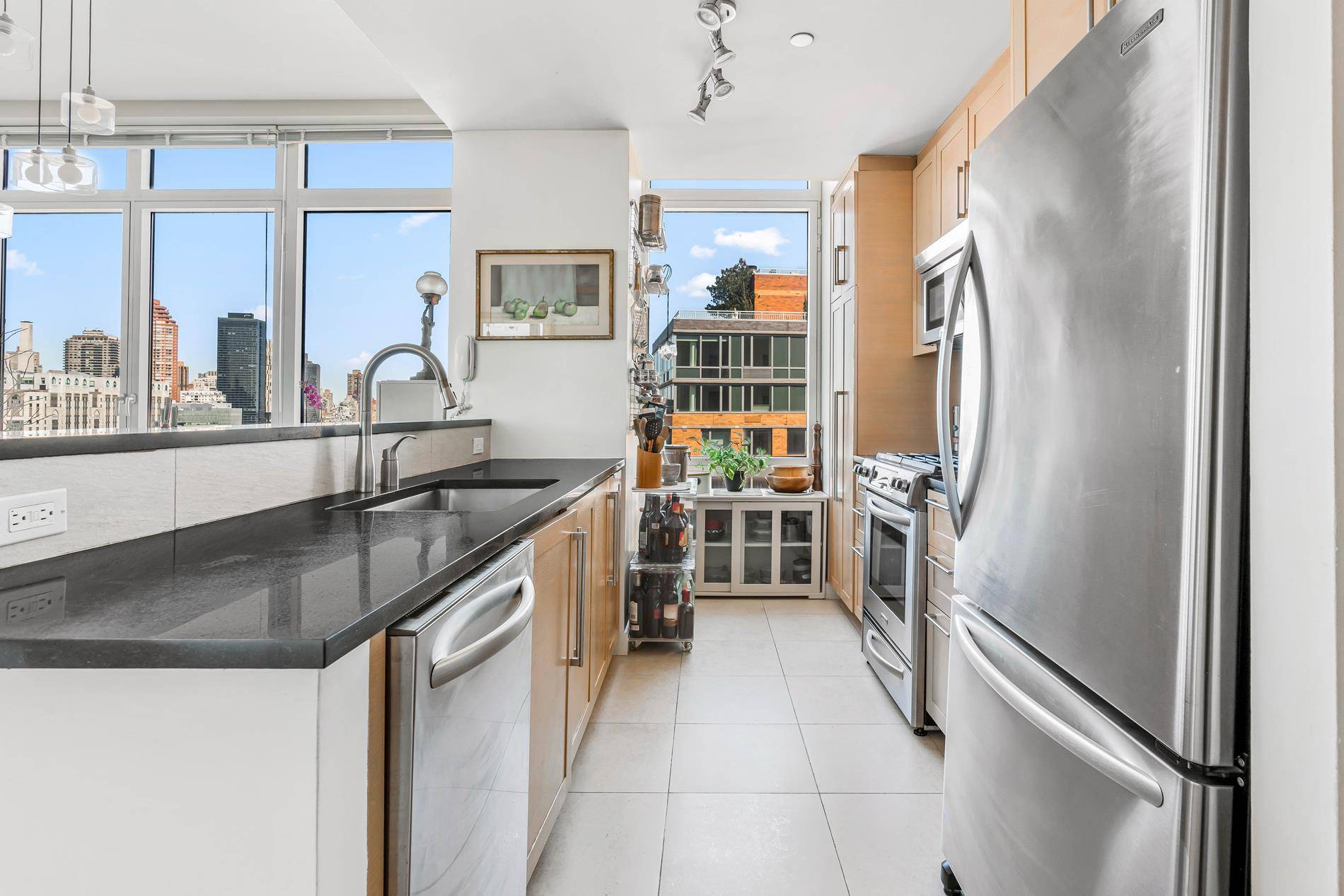 Rare Penthouse with Spectacular Manhattan amp ; River ViewsThis is a once in a lifetime opportunity to rent one of only two penthouse level, three bedroom homes at Riverwalk Court.