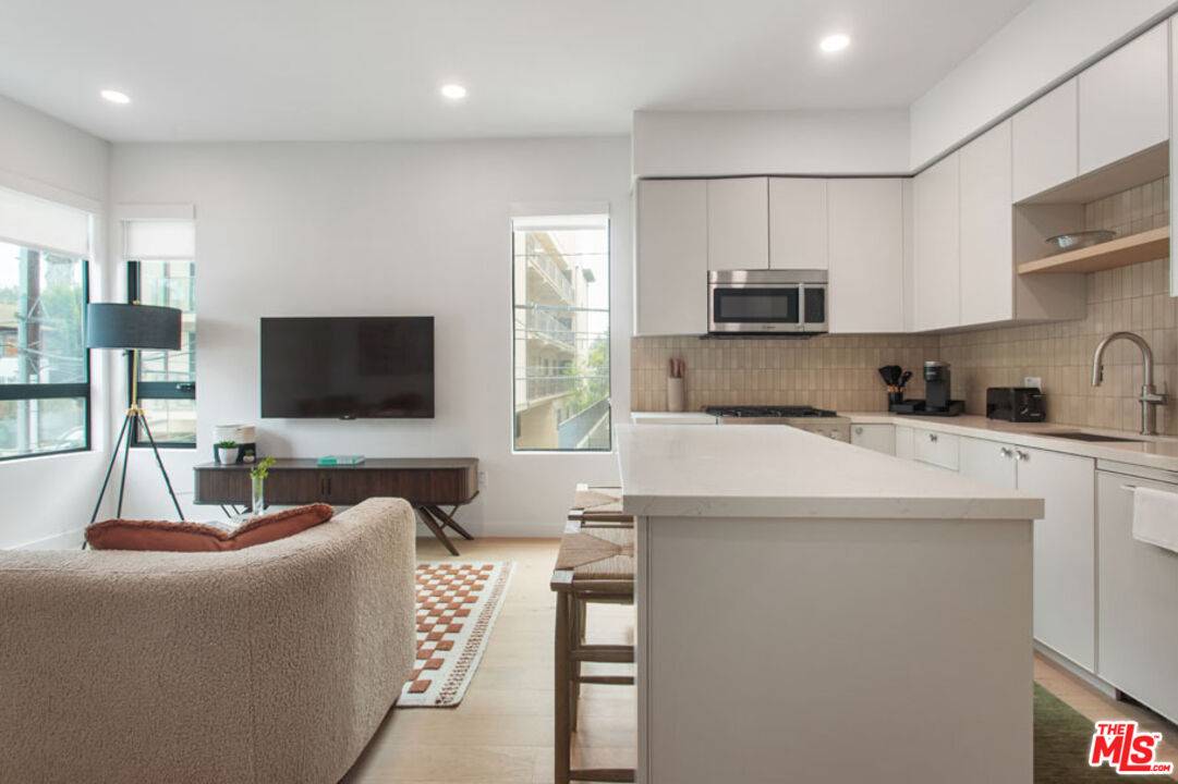 10310   Santa Monica Blvd 2BR Beverlywood La