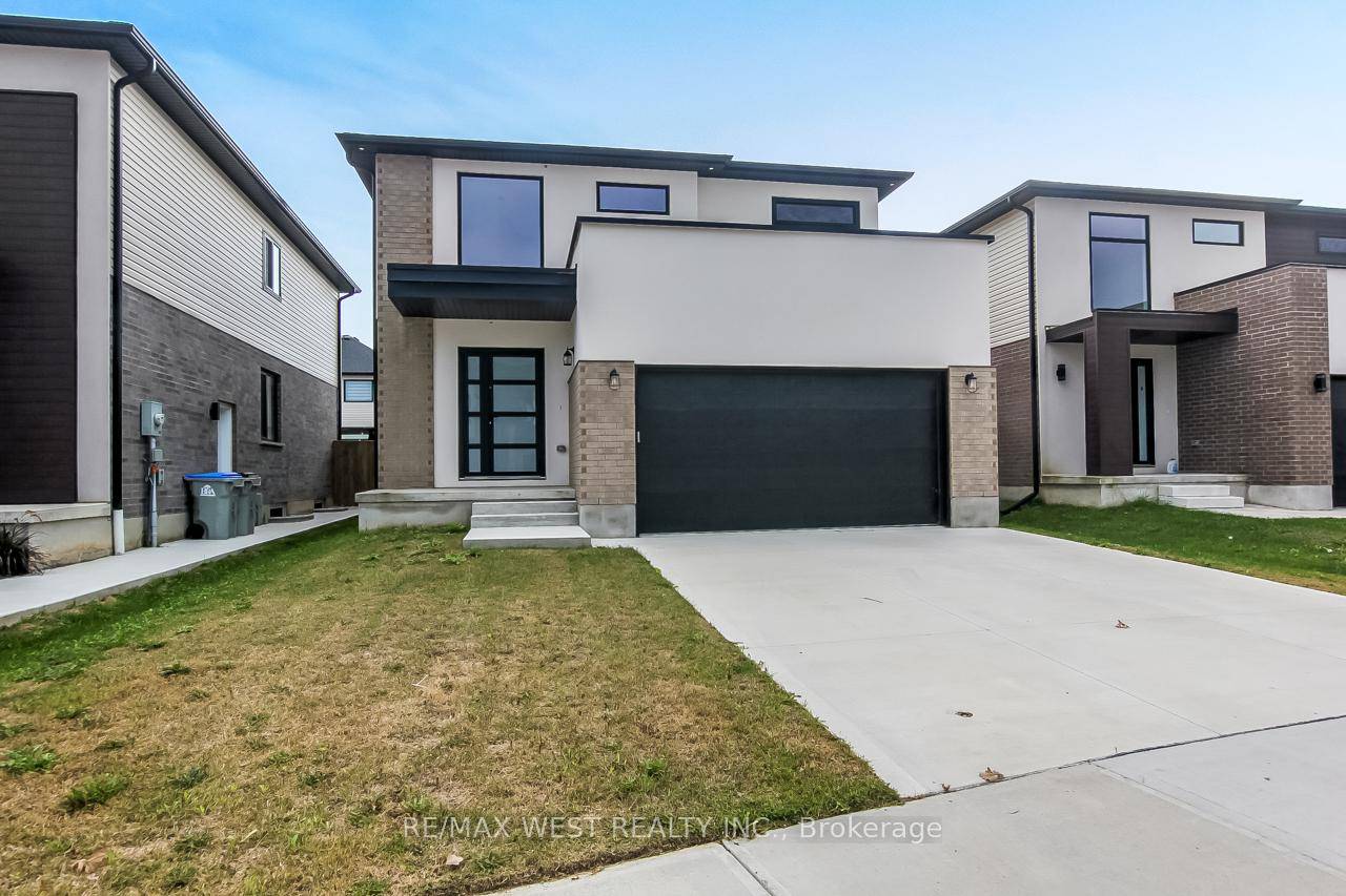 Brand new and be the 1st live and enjoy this detached home !