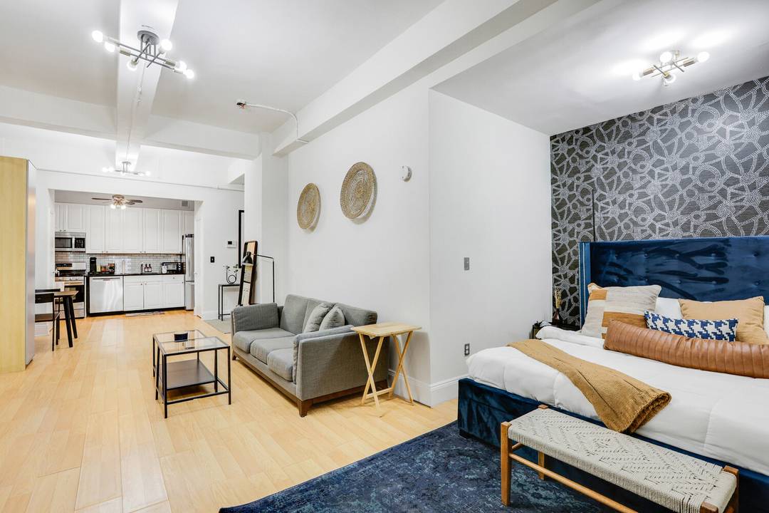 Discover the charm of Brooklyn Heights with this delightful 1 bedroom, 1 bath condo nestled in the heart of this vibrant neighborhood !