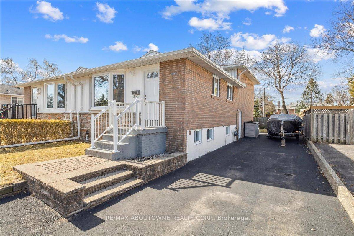 Welcome to a truly unique opportunity in Oakville's sought after College Park community.