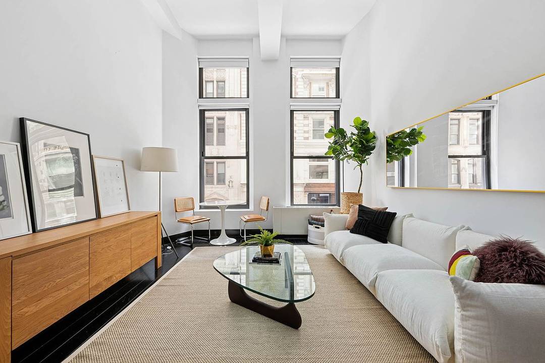 FLATIRON LOFT WITH DOUBLE HEIGHT CEILINGS AND OVERSIZED WINDOWS Experience authentic loft living in one of Manhattan's most coveted neighborhoods.