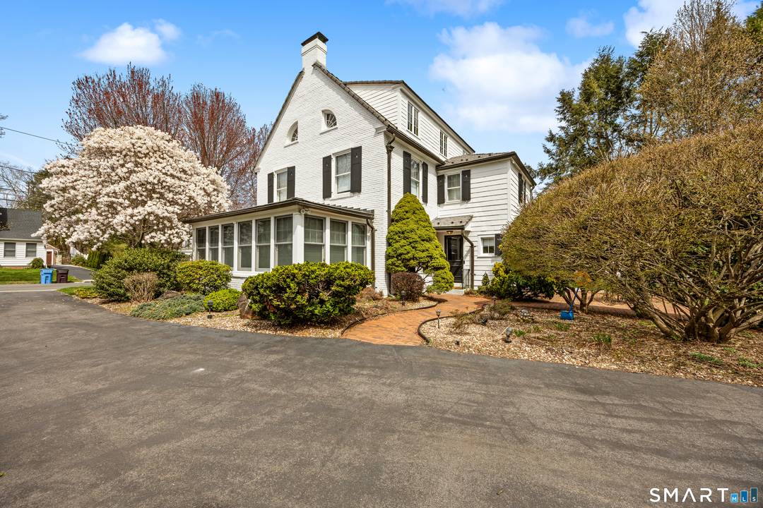 Elegant West End Federal Colonial near the Shuttle Meadow Country Club !