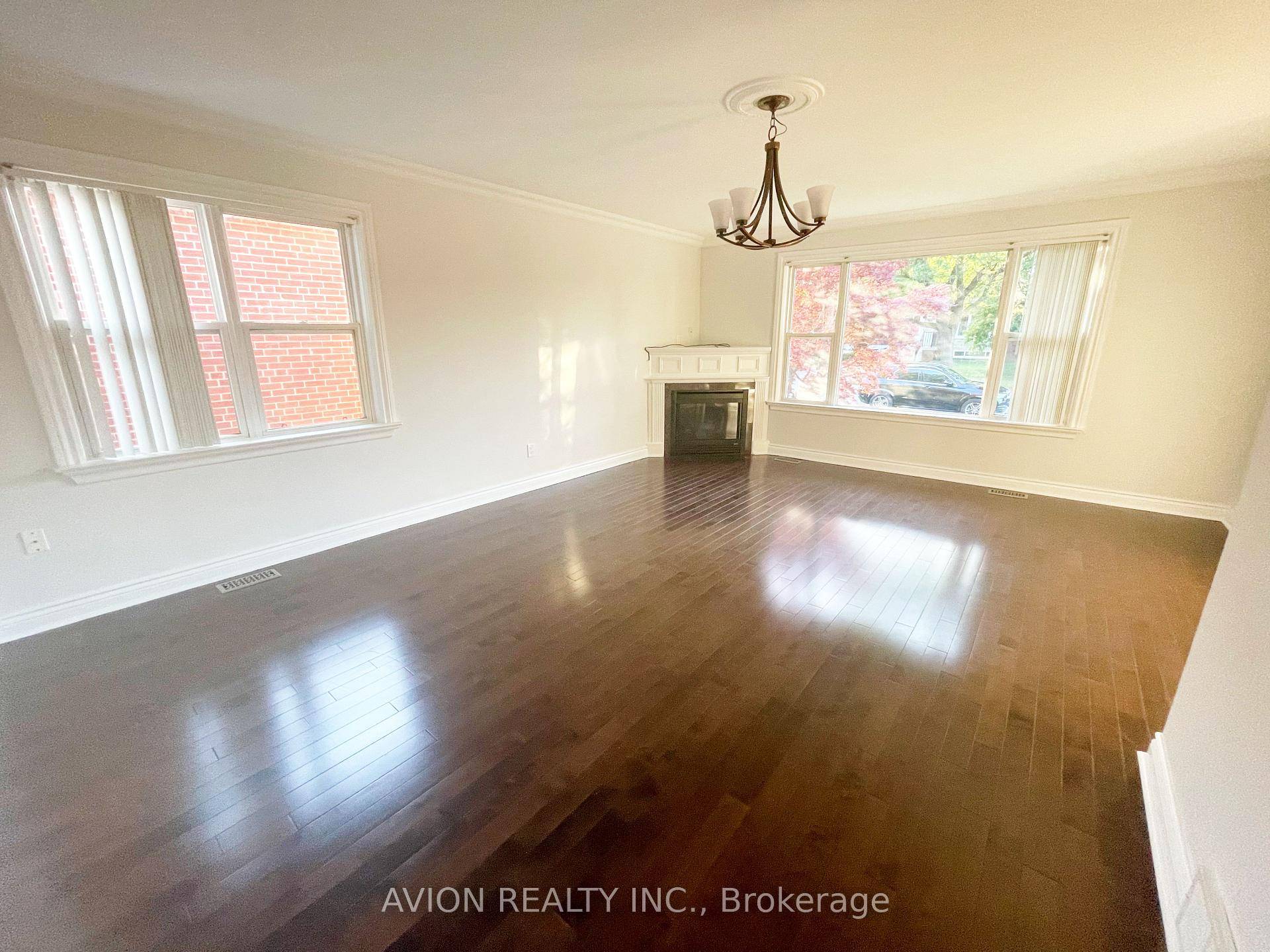 Upper Level Only ! Bright And Spacious 3 Bedroom Main Floor Unit In A Detached Home.