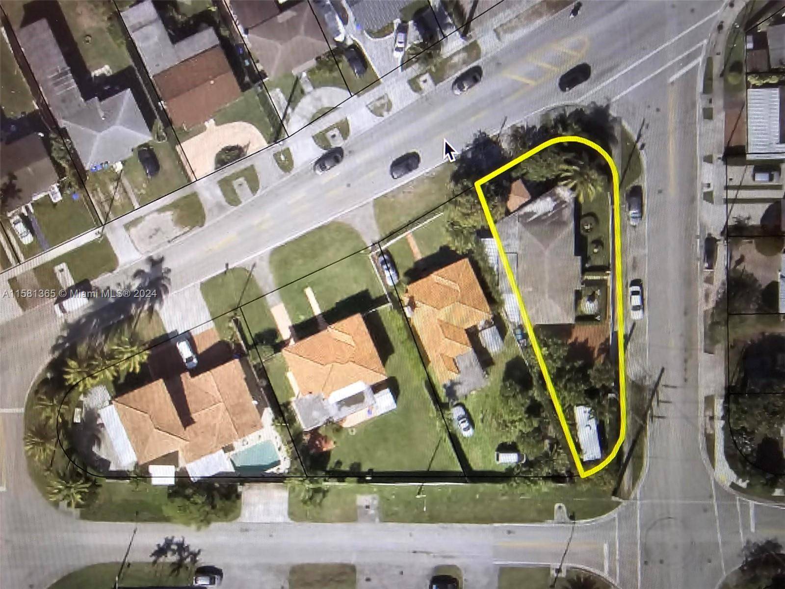 Beautiful House in excellent location in Miami, great neighborhood, close Shopping Centers, Hospitals, Parks, Schools, restaurants, supermarkets.