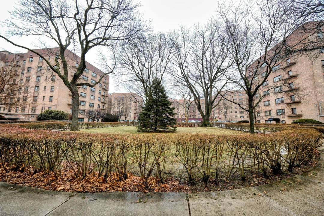 WELCOME, Hunyng, Ben Venidos, Mrhbaan, Benvenuto to one of the original 5 towns of Queens, FLUSHING.