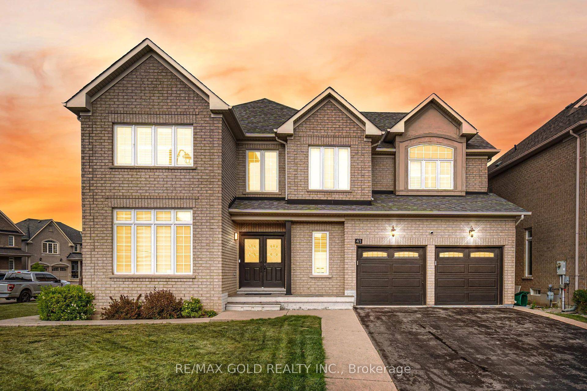 Aprx 3700 Sq FT ! ! Come amp ; Check Out This Fully Detached Home Built On Aprx 52 Ft Wide Lot.