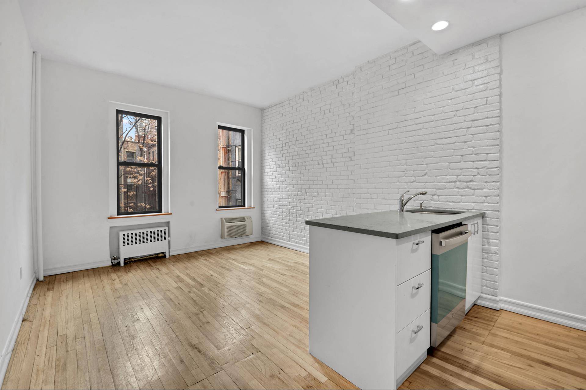 Fabulous Very bright 1 BR Condo, excellent condition, kitchen and bath just renovated with all new cabinetry.