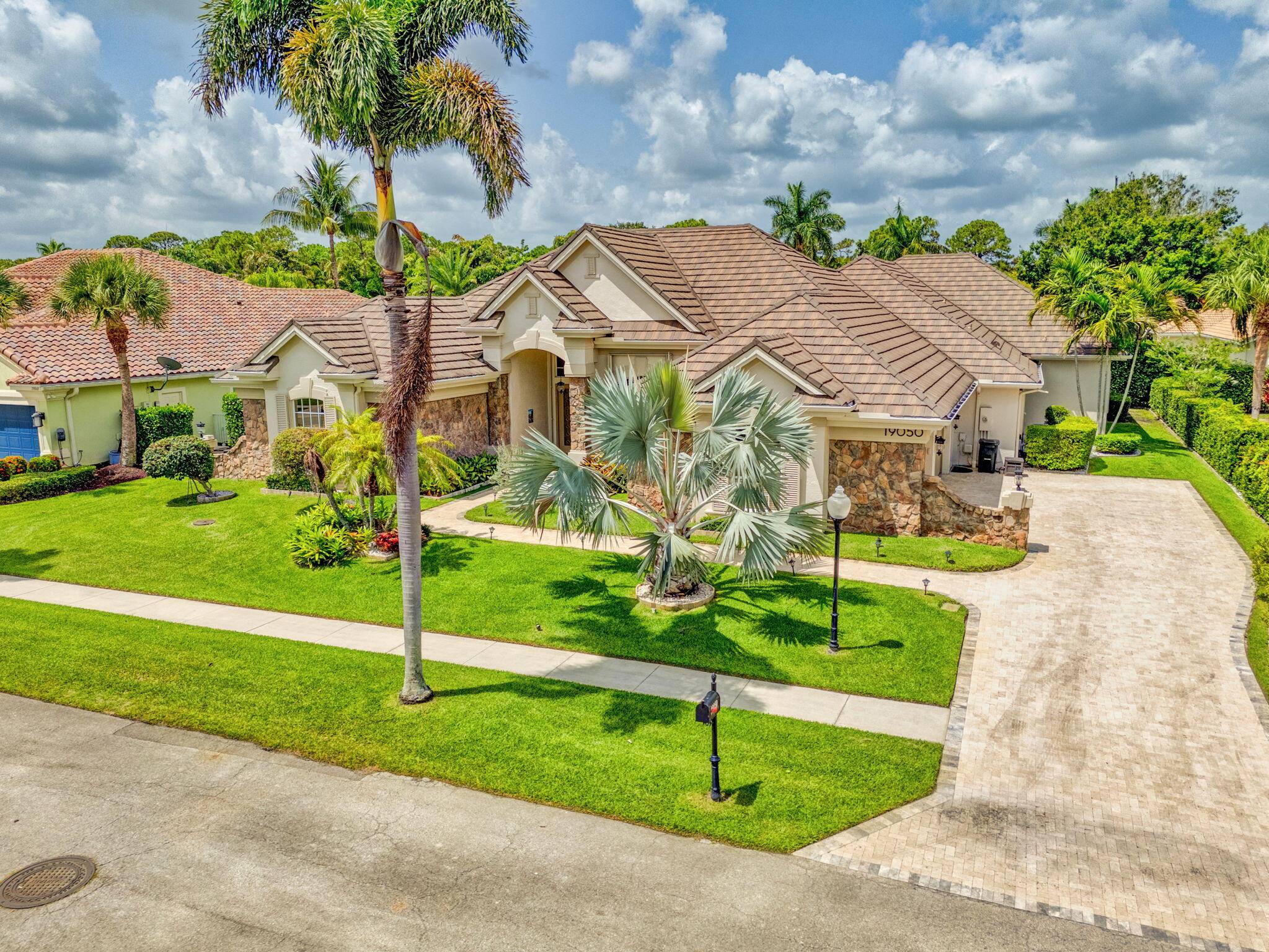 This 3 bedroom custom built Arthur Rutenberg home in The Moorings of Jupiter, features an apartment with its own large living area with kitchen, dining area and bedroom suite ideal ...
