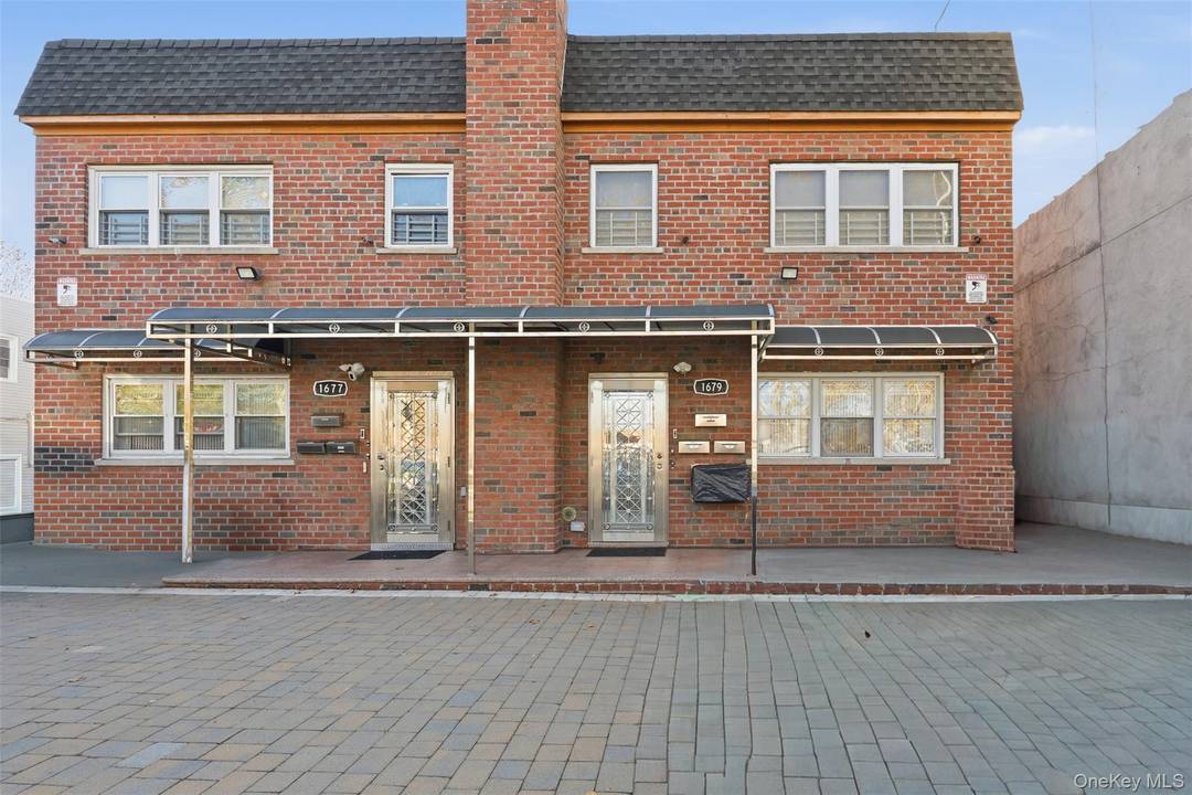 Discover the ideal blend of comfort, convenience, and income potential with this well kept, fully fenced in 3 over 2 duplex located in the heart of Van Nest.