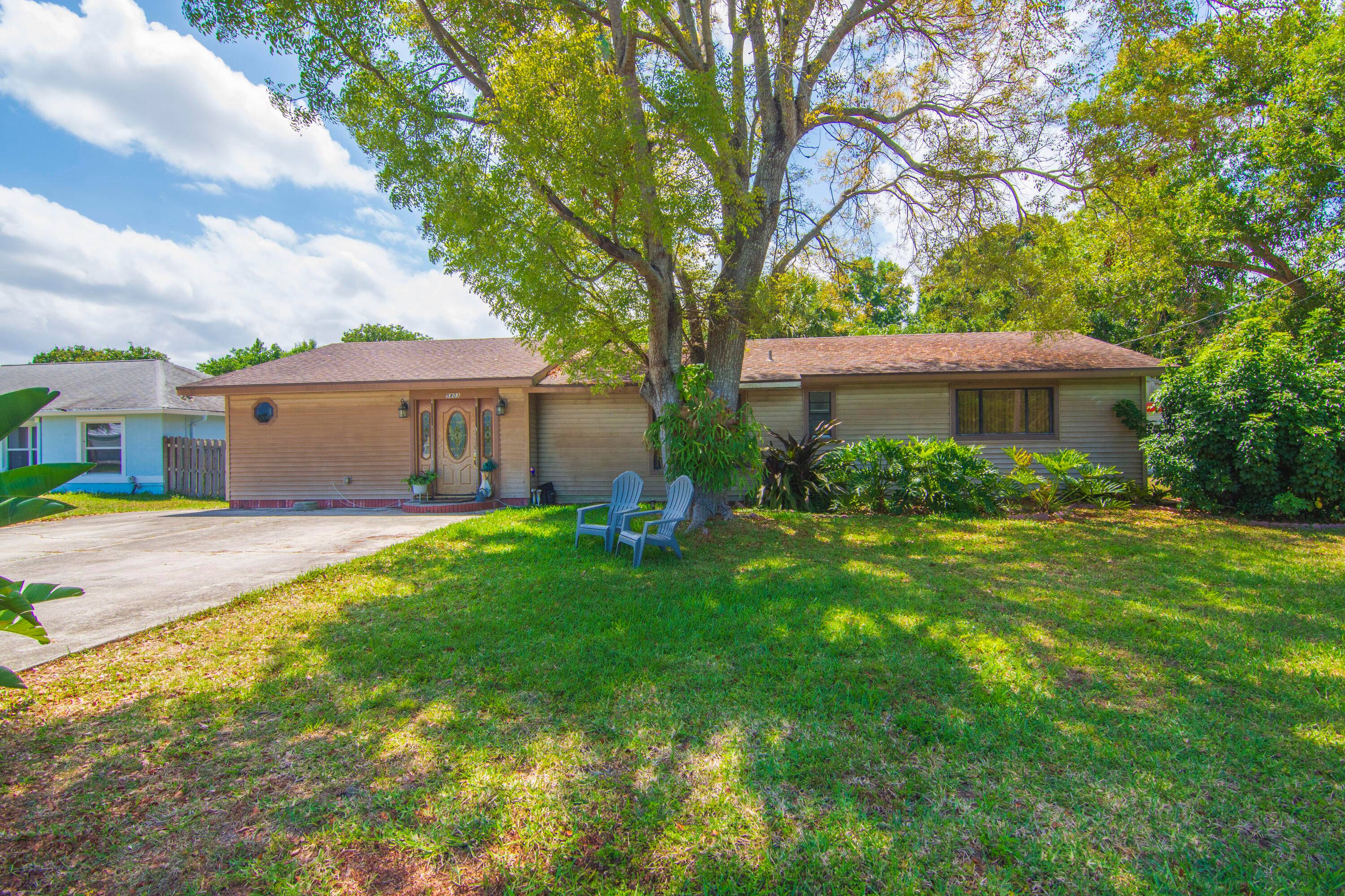 Welcome to your Florida retreat in desirable Indian River Estates !