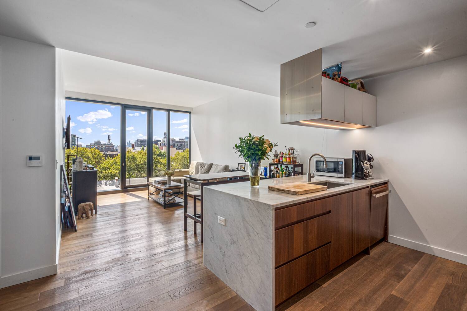 Corte 6I Serene South Facing Sanctuary in LIC Welcome to Residence 6I at Corte, a 704 square foot one bedroom home designed for those who value calm, comfort, and style.