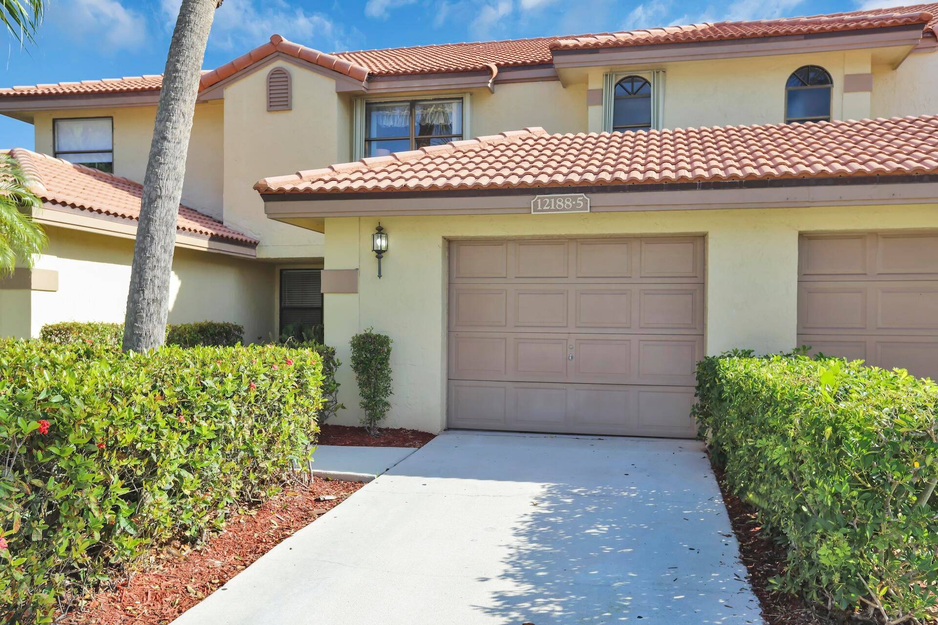 Adorable Townhome in the Heart of Wellington !