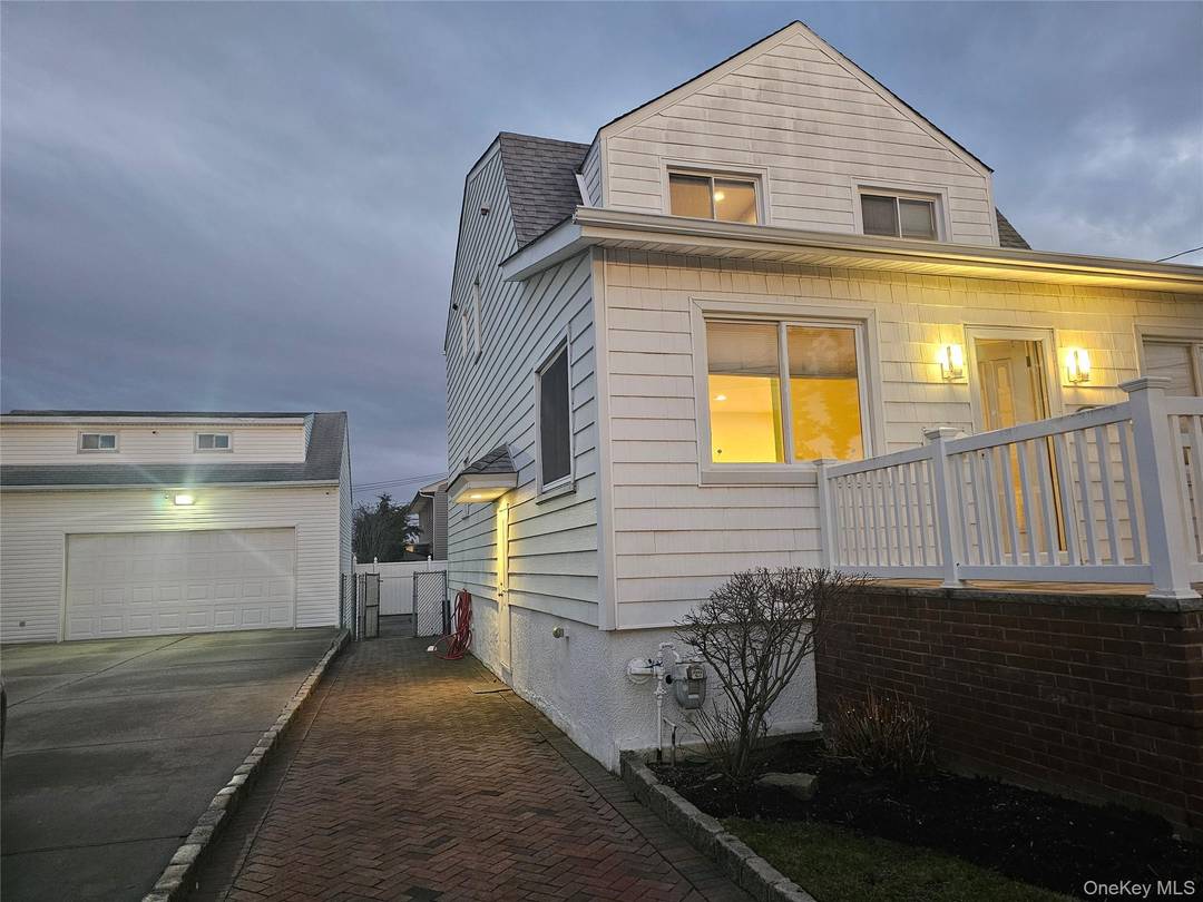 5 bedroom 2 bath house rental with a private driveway and a large yard with a beautiful view of the ocean steps away from Inwood park.